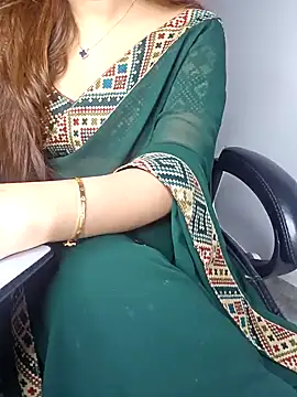 Snapshot of aliyaah_singh chatting on 5, 1, 2025 aliyaah singh online show from 5, 1, 2025