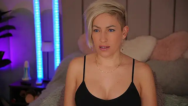 VickySecret96 online show from 5, 12, 2025