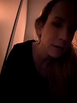 Snapshot of NaomiAndFriends chatting on 5, 2, 2025 NaomiAndFriends online show from 5, 2, 2025