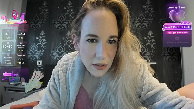 Snapshot of NaomiAndFriends chatting on 9, 3, 2025 NaomiAndFriends online show from 9, 3, 2025