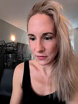 Snapshot of NaomiAndFriends chatting on 9, 9, 2025 NaomiAndFriends online show from 9, 9, 2025