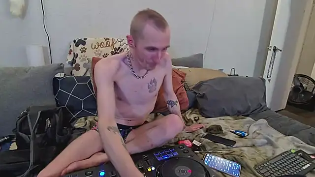 Snapshot of pyrowuff chatting on 23, 11, 2025 pyrowuff online show from 23, 11, 2025