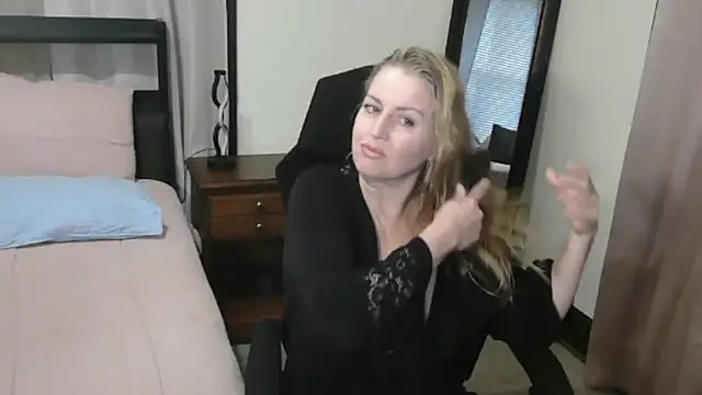 Snapshot of HollieBim chatting on 23, 10, 2025 HollieBim online show from 23, 10, 2025