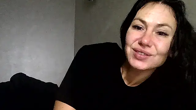 Snapshot of JulianaGold1 chatting on 9, 11, 2025 JulianaGold1 online show from 9, 11, 2025