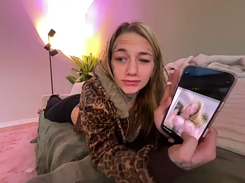 Snapshot of chloetease chatting on 16, 12, 2025 chloetease online show from 16, 12, 2025