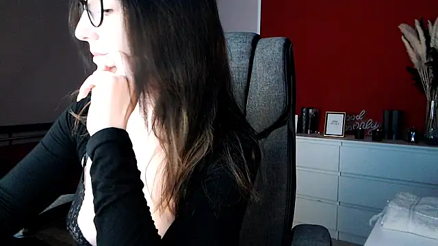 Snapshot of Alina_Lamour chatting on 19, 4, 2026 Alina Lamour online show from 19, 4, 2026