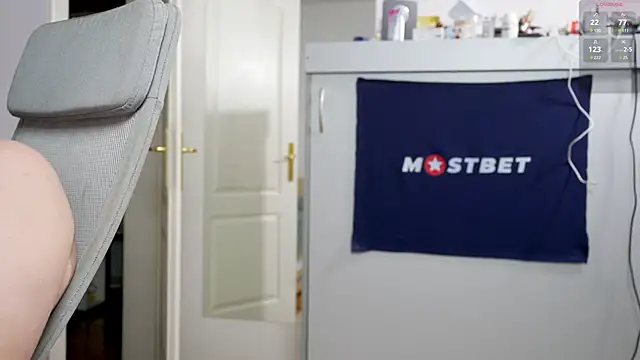 Snapshot of foxeslovefoxes chatting on 8, 12, 2024 foxeslovefoxes online show from 8, 12, 2024