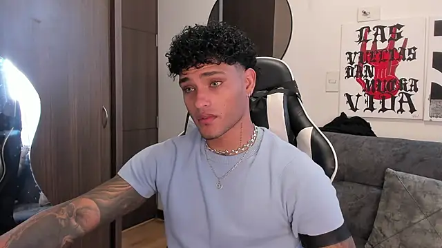 Snapshot of Alessandro_Vanni chatting on 21, 12, 2025 Alessandro Vanni online show from 21, 12, 2025