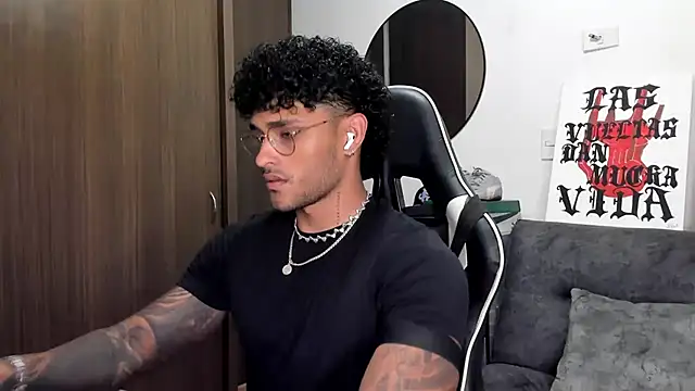 Snapshot of Alessandro_Vanni chatting on 5, 10, 2025 Alessandro Vanni online show from 5, 10, 2025