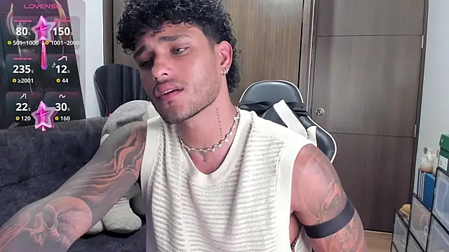 Snapshot of Alessandro_Vanni chatting on 8, 11, 2025 Alessandro Vanni online show from 8, 11, 2025