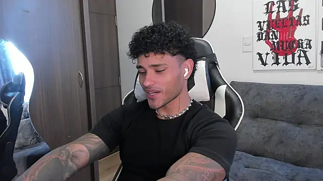 Snapshot of Alessandro_Vanni chatting on 20, 12, 2025 Alessandro Vanni online show from 20, 12, 2025