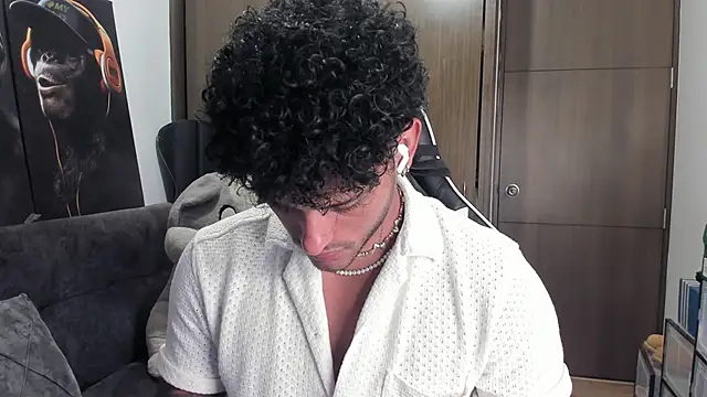 Snapshot of Alessandro_Vanni chatting on 6, 11, 2025 Alessandro Vanni online show from 6, 11, 2025