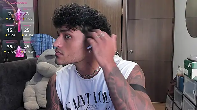 Snapshot of Alessandro_Vanni chatting on 10, 11, 2025 Alessandro Vanni online show from 10, 11, 2025