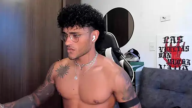 Snapshot of Alessandro_Vanni chatting on 8, 10, 2025 Alessandro Vanni online show from 8, 10, 2025