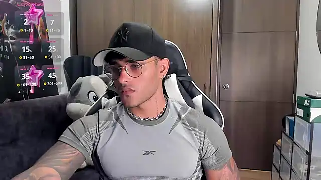 Snapshot of Alessandro_Vanni chatting on 28, 10, 2025 Alessandro Vanni online show from 28, 10, 2025