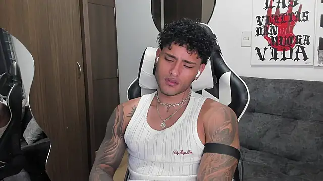 Snapshot of Alessandro_Vanni chatting on 23, 12, 2025 Alessandro Vanni online show from 23, 12, 2025