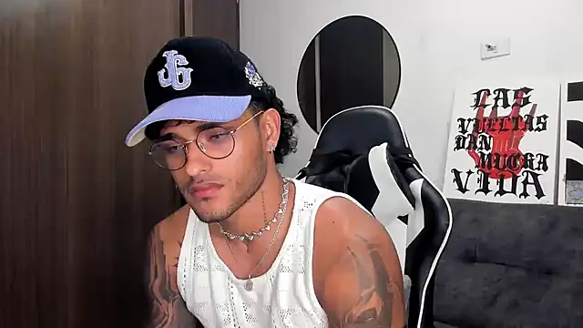 Snapshot of Alessandro_Vanni chatting on 10, 10, 2025 Alessandro Vanni online show from 10, 10, 2025