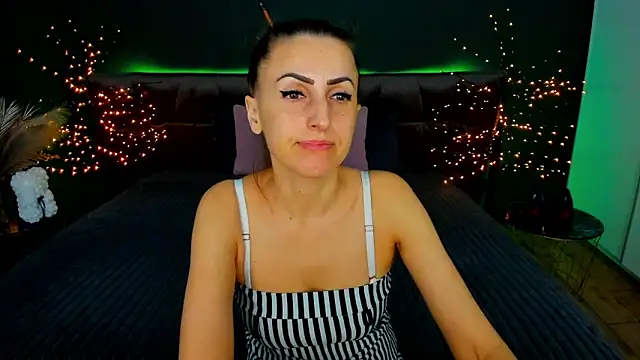 Snapshot of Rebecca_Diamond chatting on 18, 11, 2025 Rebecca Diamond online show from 18, 11, 2025