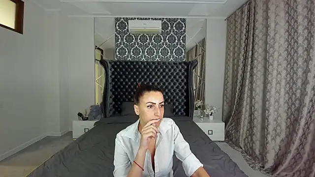 Snapshot of Rebecca_Diamond chatting on 6, 10, 2025 Rebecca Diamond online show from 6, 10, 2025