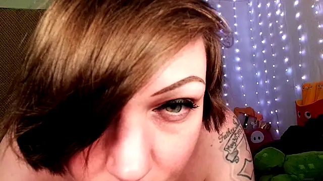 GamerGirlRoxyAndLee online show from 2, 3, 2025