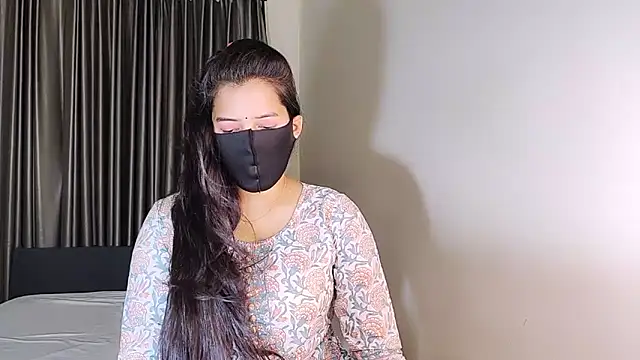 YourLovelyQueen online show from 4, 3, 2025