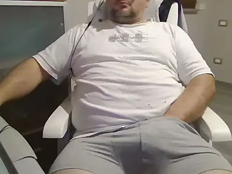 Snapshot of iron_boy80 chatting on 14, 11, 2025 iron boy80 online show from 14, 11, 2025