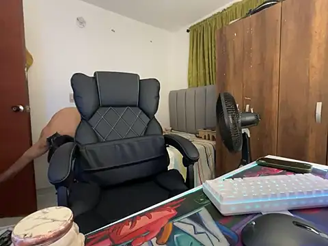 Max TheHorseDick online show from 1, 1, 2025