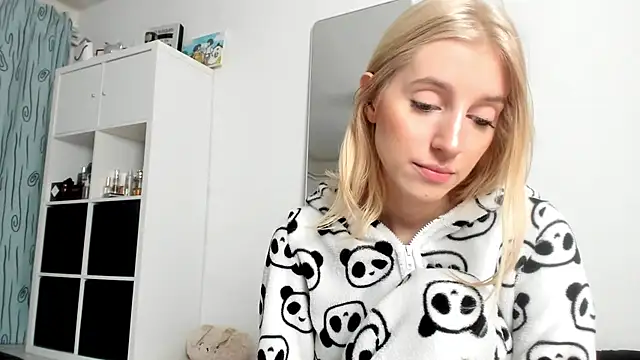 KenzieDawton online show from 25, 10, 2025