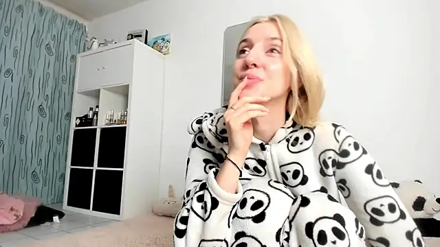 KenzieDawton online show from 10, 10, 2025