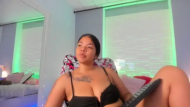 Snapshot of SophiaaStone chatting on 15, 12, 2025 SophiaaStone online show from 15, 12, 2025