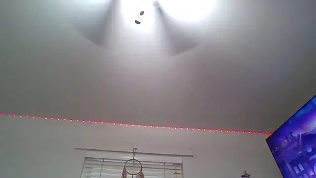 SkittlesNTreats online show from 4, 12, 2025