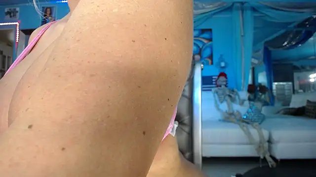 Snapshot of ADRIANNA_FOX chatting on 15, 11, 2025 ADRIANNA FOX online show from 15, 11, 2025