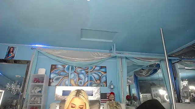 Snapshot of ADRIANNA_FOX chatting on 7, 6, 2026 ADRIANNA FOX online show from 7, 6, 2026