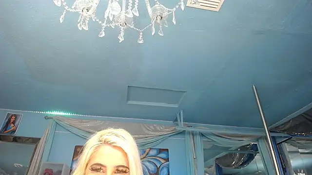 Snapshot of ADRIANNA_FOX chatting on 19, 11, 2025 ADRIANNA FOX online show from 19, 11, 2025