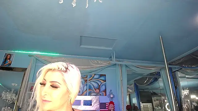 Snapshot of ADRIANNA_FOX chatting on 13, 9, 2025 ADRIANNA FOX online show from 13, 9, 2025