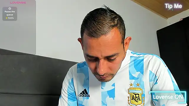 jhonyalzate2 online show from 13, 4, 2026