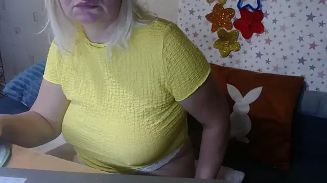 Snapshot of QueenLana chatting on 15, 11, 2025 QueenLana online show from 15, 11, 2025