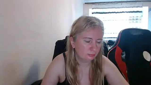 Snapshot of PeterAndJen chatting on 30, 6, 2026 PeterAndJen online show from 30, 6, 2026