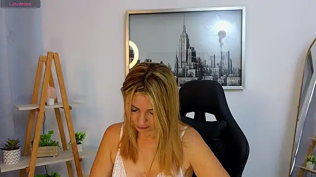 Snapshot of bella__adams chatting on 12, 10, 2025 bella adams online show from 12, 10, 2025