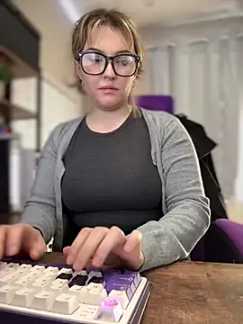 JennKenobi online show from 19, 2, 2025