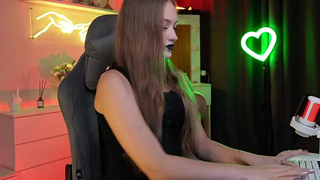 Snapshot of MrsTenderBeast chatting on 10, 10, 2025 MrsTenderBeast online show from 10, 10, 2025