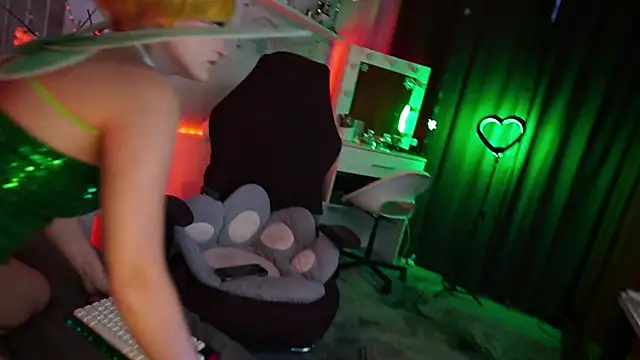 Snapshot of MrsTenderBeast chatting on 12, 1, 2026 MrsTenderBeast online show from 12, 1, 2026