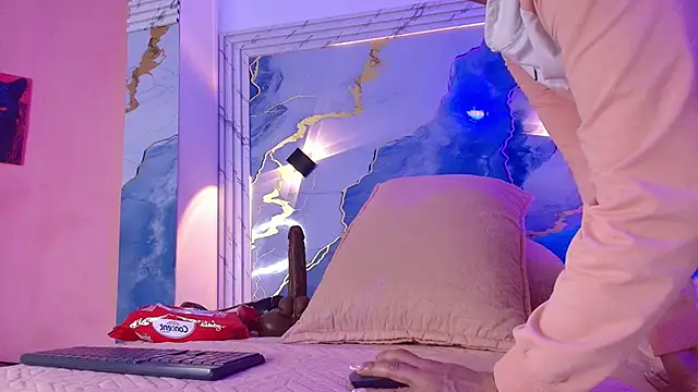 lorrayne  online show from 4, 11, 2025