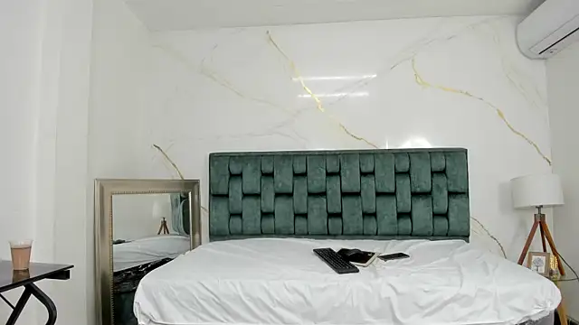 IsiisLovei online show from 10, 11, 2025