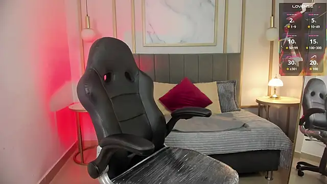 Holly madison  online show from 14, 4, 2026