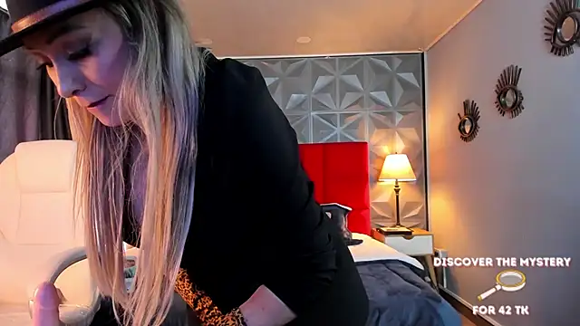 Holly madison  online show from 23, 2, 2025