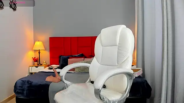 Holly madison  online show from 4, 10, 2025