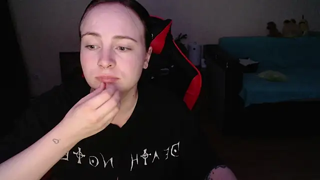 Snapshot of Laralianna chatting on 13, 12, 2025 Laralianna online show from 13, 12, 2025