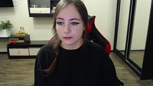 Snapshot of Laralianna chatting on 11, 9, 2025 Laralianna online show from 11, 9, 2025