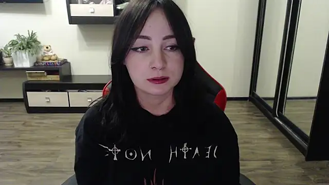 Snapshot of Laralianna chatting on 4, 10, 2025 Laralianna online show from 4, 10, 2025